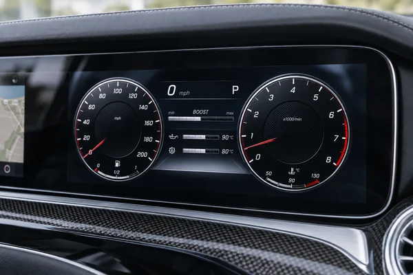 Mercedes-AMG E63 S W213 digital-display direction